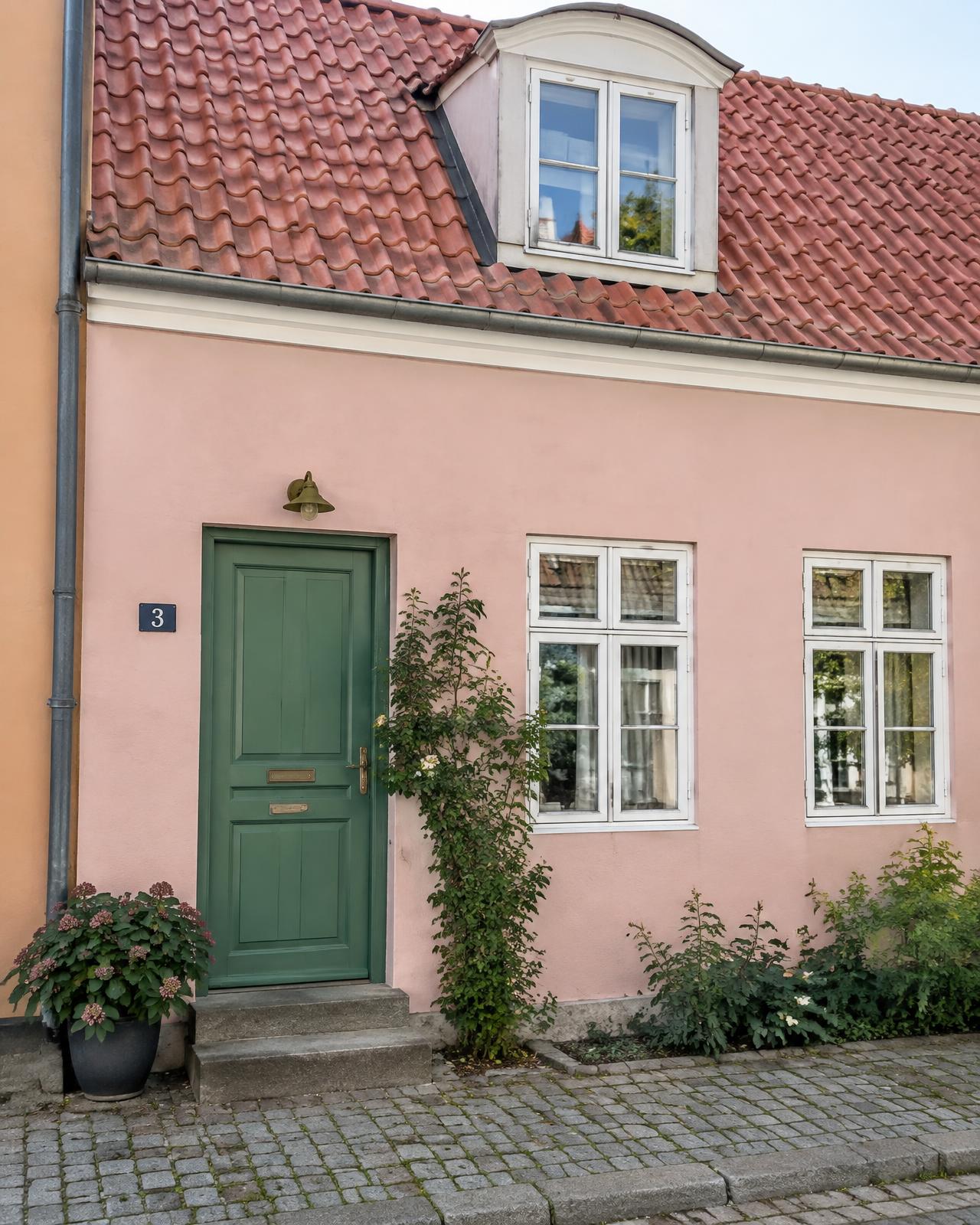 Facade malet i paletten Dansk længe